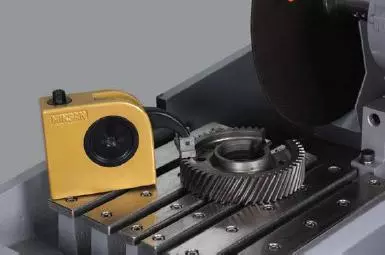 Vertical clamping device with clamping shoe